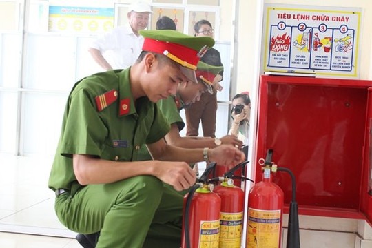 Khi sử dụng bình chữa cháy, đảm bảo khoảng cách an toàn là yếu tố rất quan trọng để tránh nguy cơ bị thương tích Khi sử dụng bình chữa cháy, đảm bảo khoảng cách an toàn là yếu tố rất quan trọng để tránh nguy cơ bị thương tích