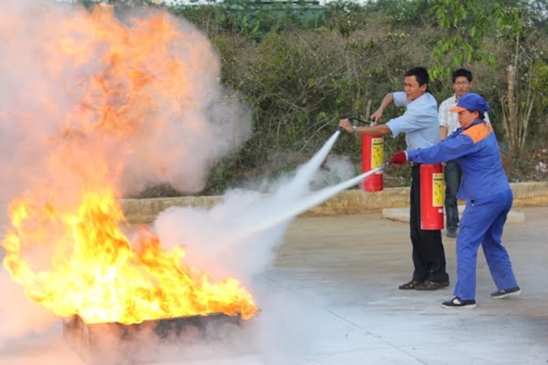 Tập huấn và huấn luyện kỹ năng sử dụng bình chữa cháy là bước quan trọng để đảm bảo mọi người biết cách xử lý khi xảy ra cháy nổ. Tập huấn và huấn luyện kỹ năng sử dụng bình chữa cháy là bước quan trọng để đảm bảo mọi người biết cách xử lý khi xảy ra cháy nổ.