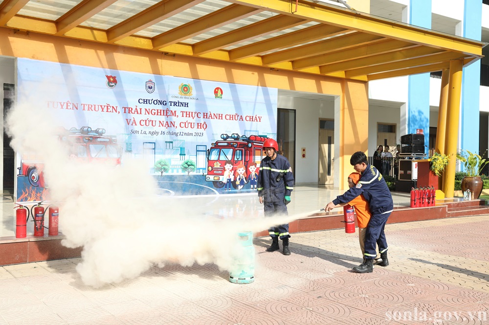 Khi sử dụng bình chữa cháy, an toàn luôn là ưu tiên hàng đầu Khi sử dụng bình chữa cháy, an toàn luôn là ưu tiên hàng đầu