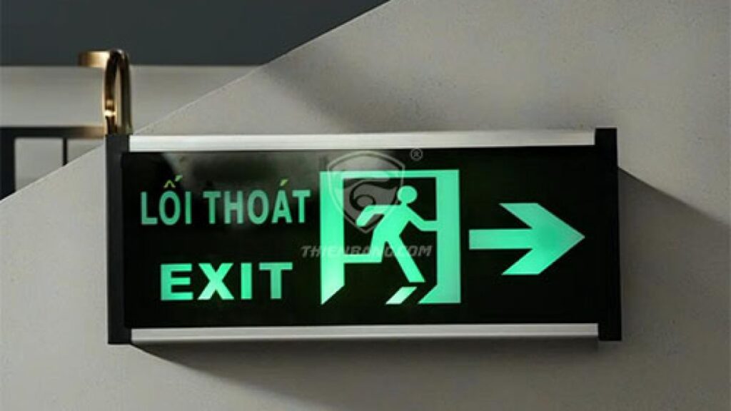 Đèn exit được thiết kế với độ sáng phù hợp để dễ dàng nhận diện