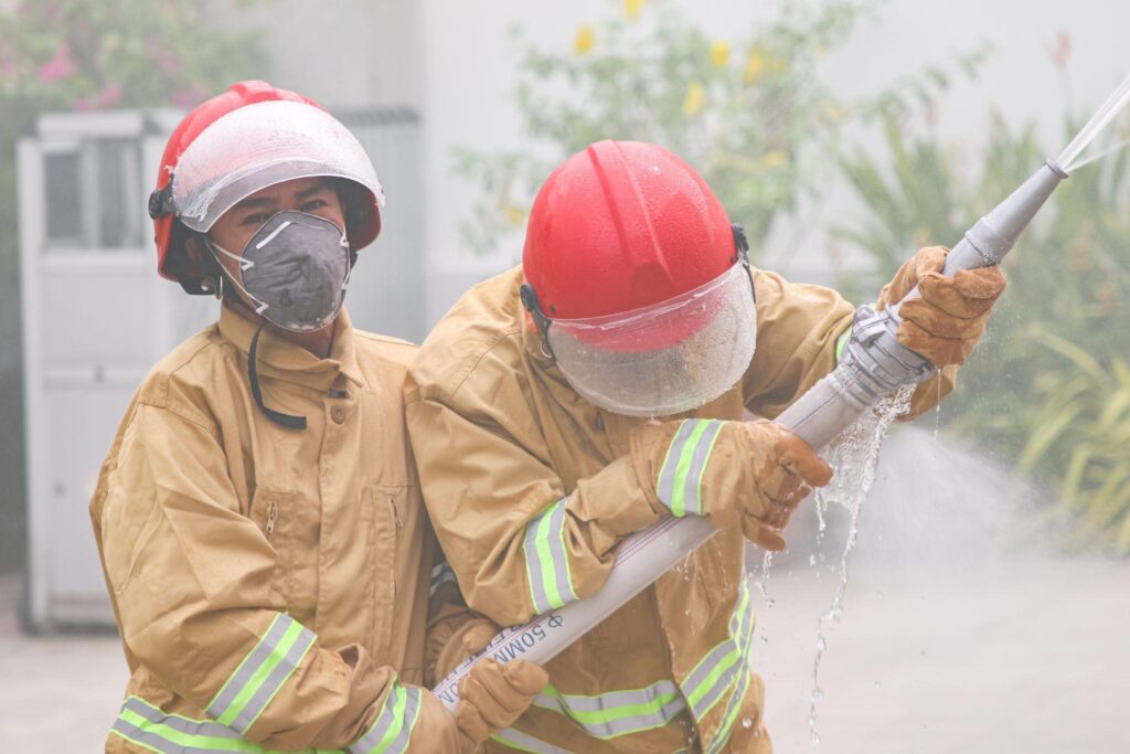 Quần áo chịu nhiệt chủ yếu dùng để cách nhiệt cơ thể khỏi nhiệt độ cao tức thời. Quần áo chịu nhiệt chủ yếu dùng để cách nhiệt cơ thể khỏi nhiệt độ cao tức thời.