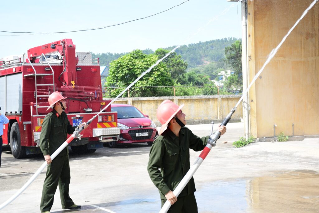 Vòi chữa cháy góp phần hạn chế thương vong và tránh tổn thất không đáng có trong hỏa hoạn Vòi chữa cháy góp phần hạn chế thương vong và tránh tổn thất không đáng có trong hỏa hoạn