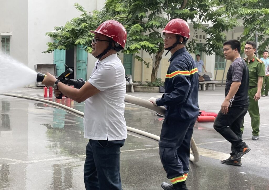Vòi chữa cháy trong các tòa nhà cao tầng thường được bố trí ở các vị trí dễ tiếp cận nhanh