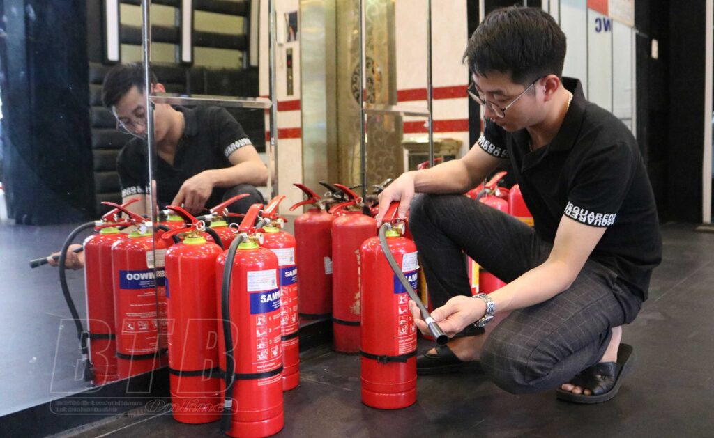 Việc kiểm tra bình chữa cháy định kỳ giúp phát hiện kịp thời các dấu hiệu hư hỏng tiềm ẩn Việc kiểm tra bình chữa cháy định kỳ giúp phát hiện kịp thời các dấu hiệu hư hỏng tiềm ẩn