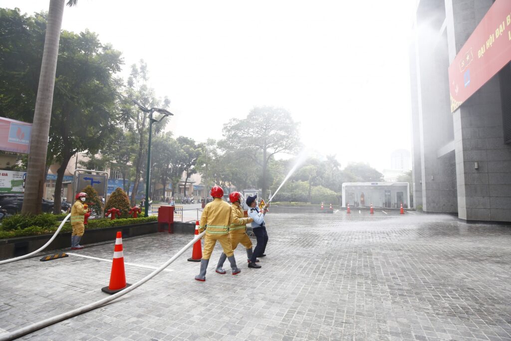 Trong hệ thống PCCC, vòi chữa cháy đóng vai trò cực kỳ quan trọng và không thể thiếu Trong hệ thống PCCC, vòi chữa cháy đóng vai trò cực kỳ quan trọng và không thể thiếu