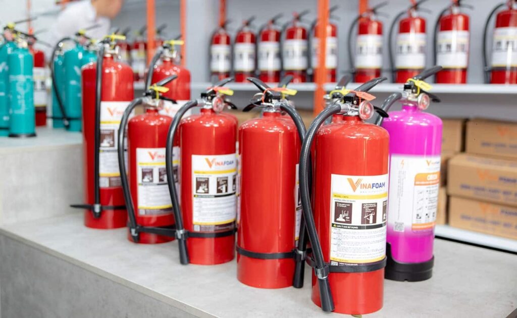 Khi chọn mua bình chữa cháy, cần chú ý đến tem kiểm định và nguồn gốc xuất xứ rõ ràng Khi chọn mua bình chữa cháy, cần chú ý đến tem kiểm định và nguồn gốc xuất xứ rõ ràng