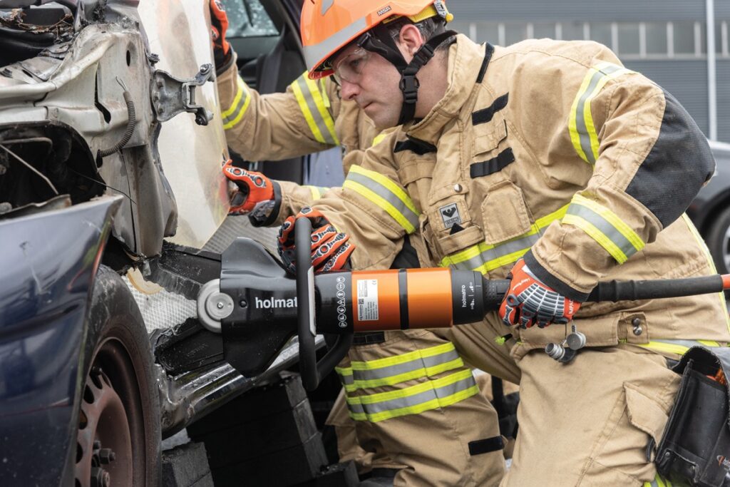 Quần áo chống cháy đạt tiêu chuẩn an toàn giúp bảo vệ người lao động trong môi trường nguy hiểm